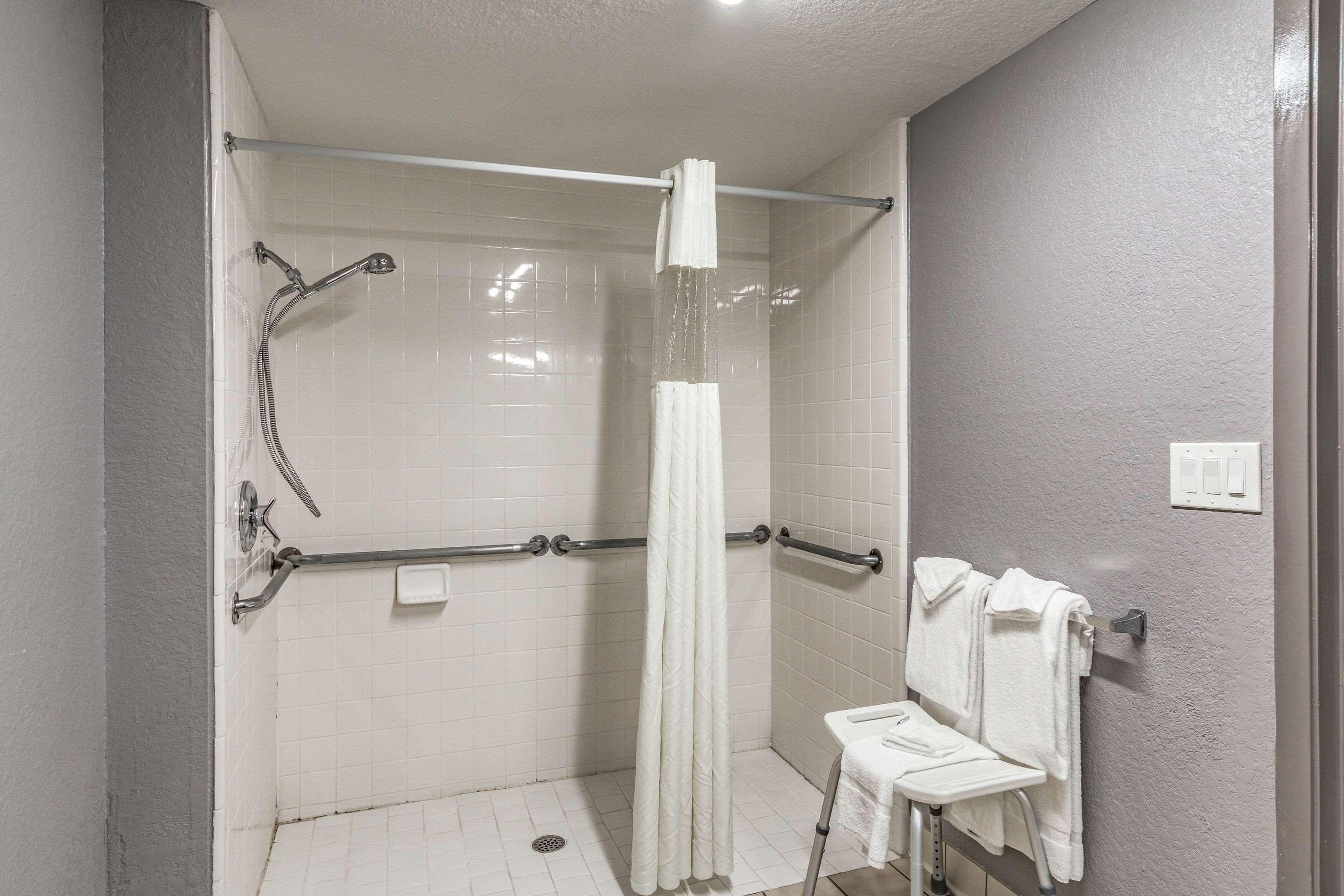 Quality Inn I-10 East Near Frost Bank Center San Antonio Exterior photo