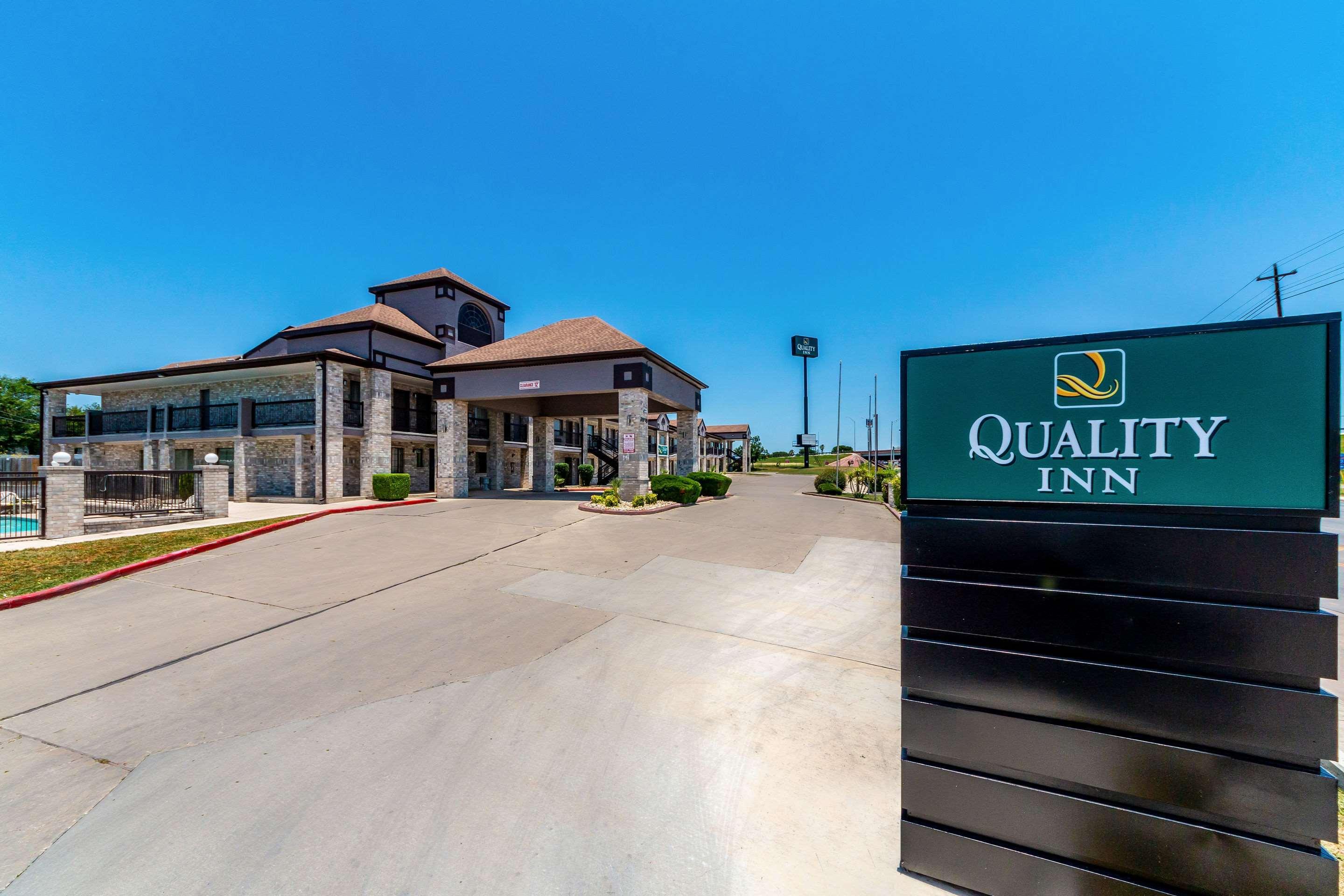 Quality Inn I-10 East Near Frost Bank Center San Antonio Exterior photo